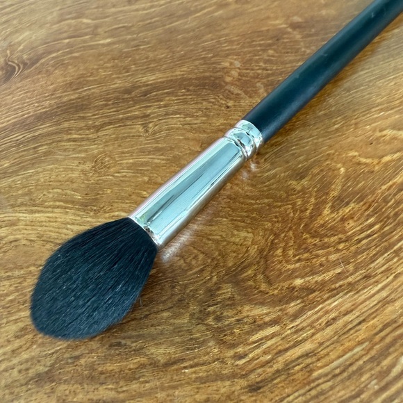 MAC Cosmetics DISCONTINUED 165 Brush - Excellent condition - Picture 2 of 3